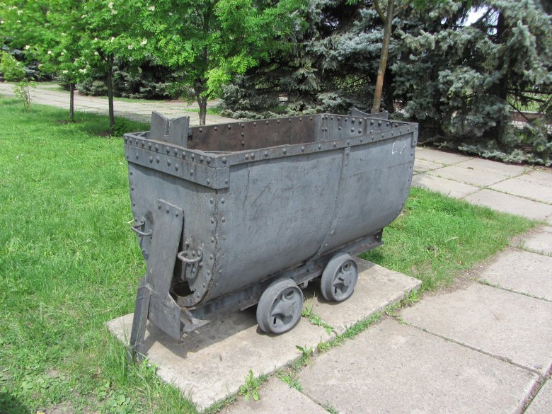 Вагонетка в шахте