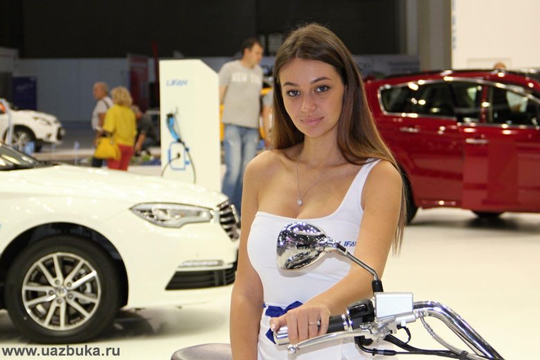 Красивые девушки автосалонов