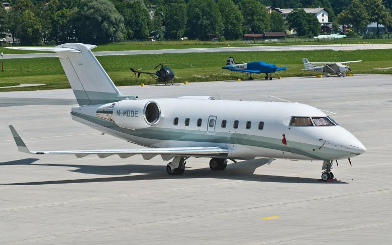 Самолет bombardier challenger