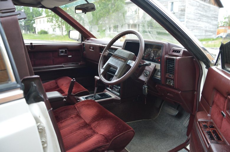 Nissan laurel 1988 салон