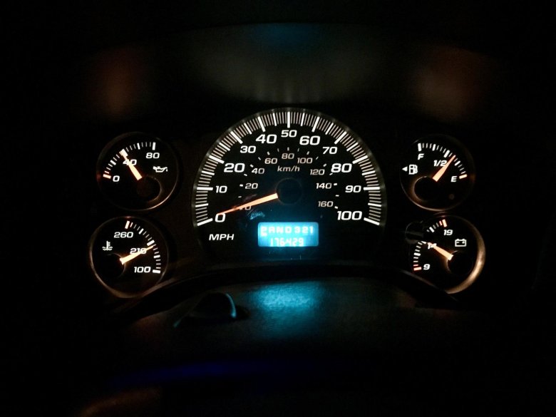 Chevrolet tahoe 2005 приборная панель