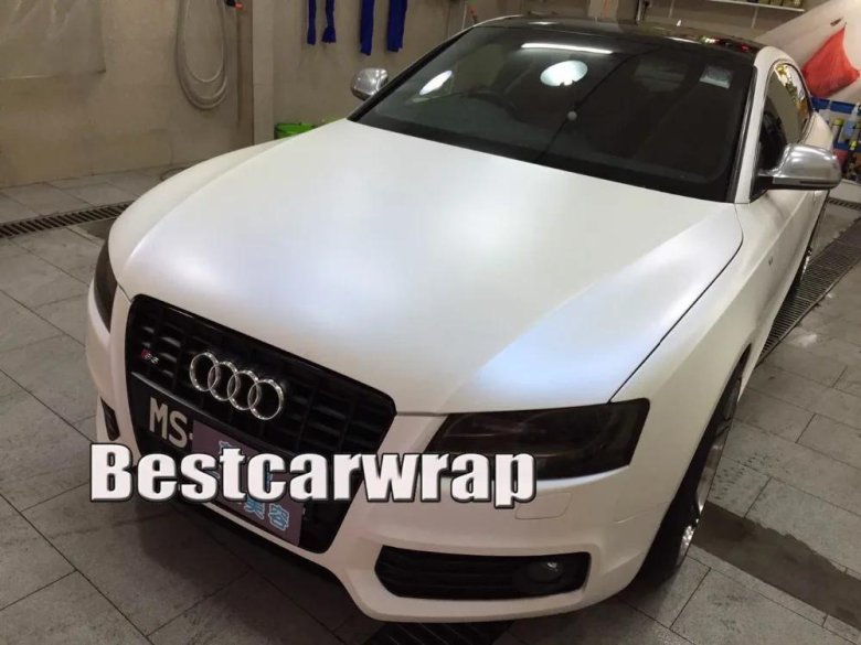 Белая машина в матовой пленке