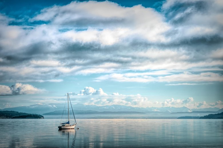 Лодка в море