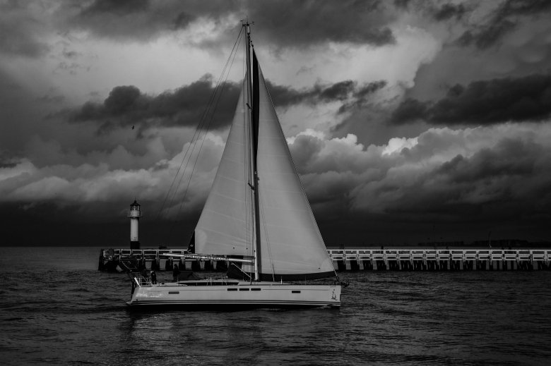 Лодка с парусом