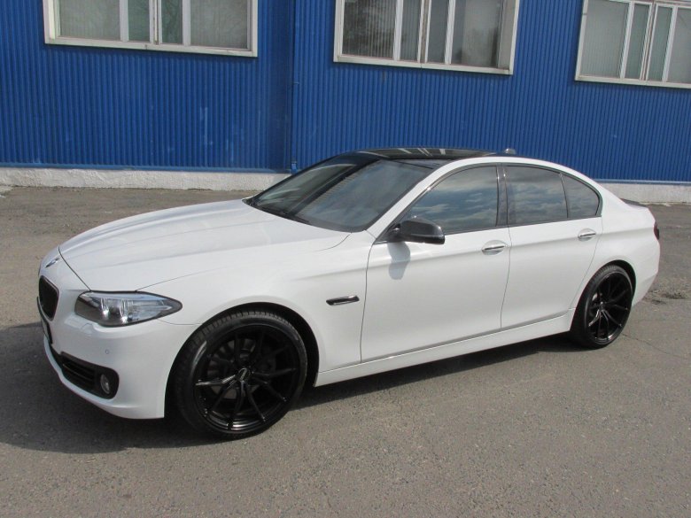 Бмв f30 белая на черных дисках