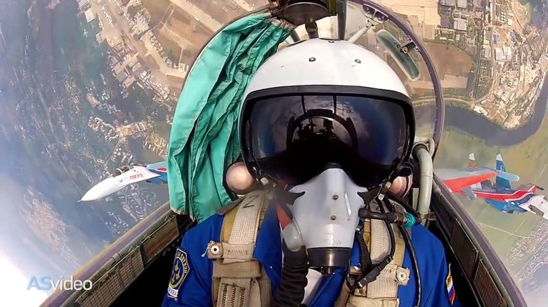 Пилот в кабине истребителя