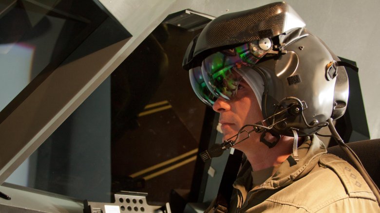 Шлем пилота истребителя