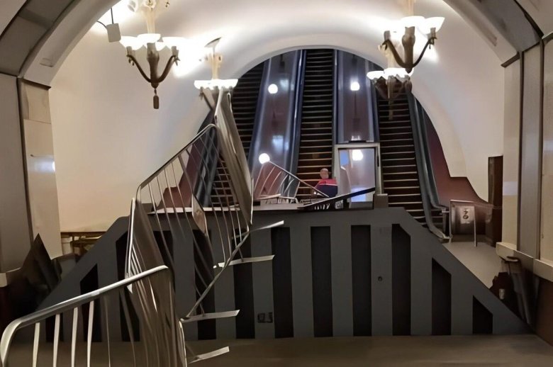 Октябрьская станция метро эскалатор