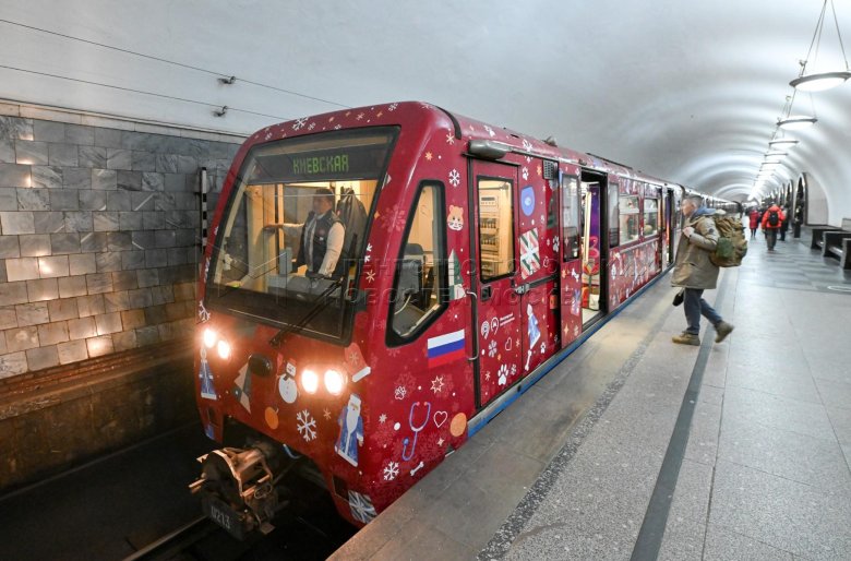 Новогодний поезд московского метрополитена