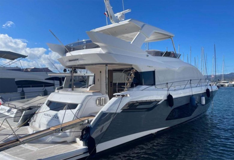 Моторный катамаран