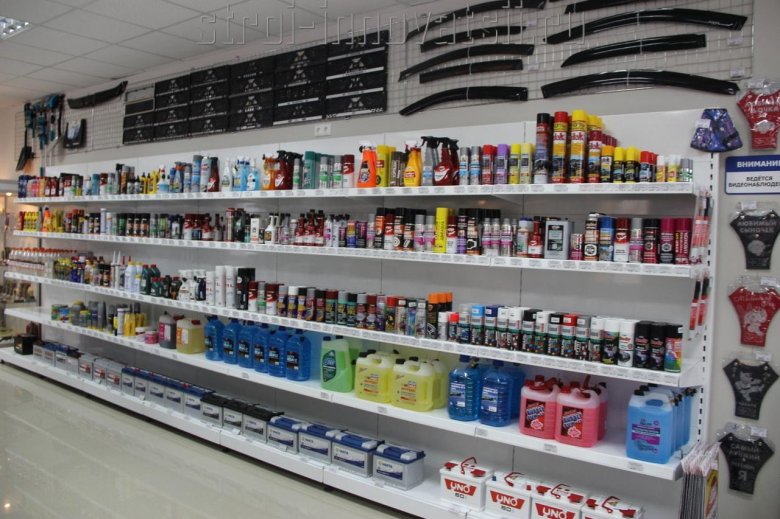 Выкладка товара в магазине автозапчастей