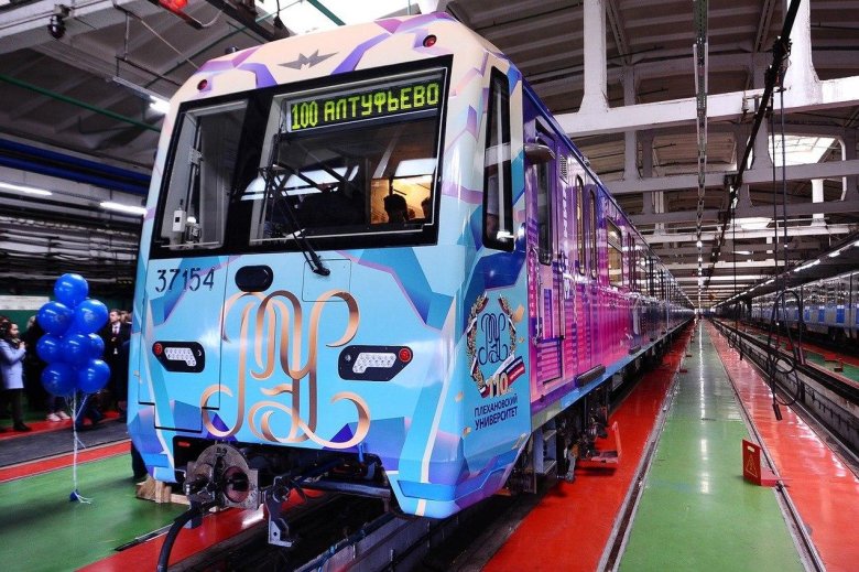 Поезд метро плехановец