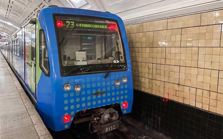 Поезд метро русич