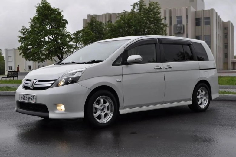 Toyota isis минивэн