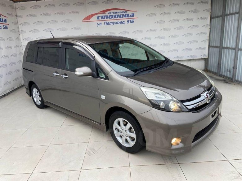 Тойота исис 2012