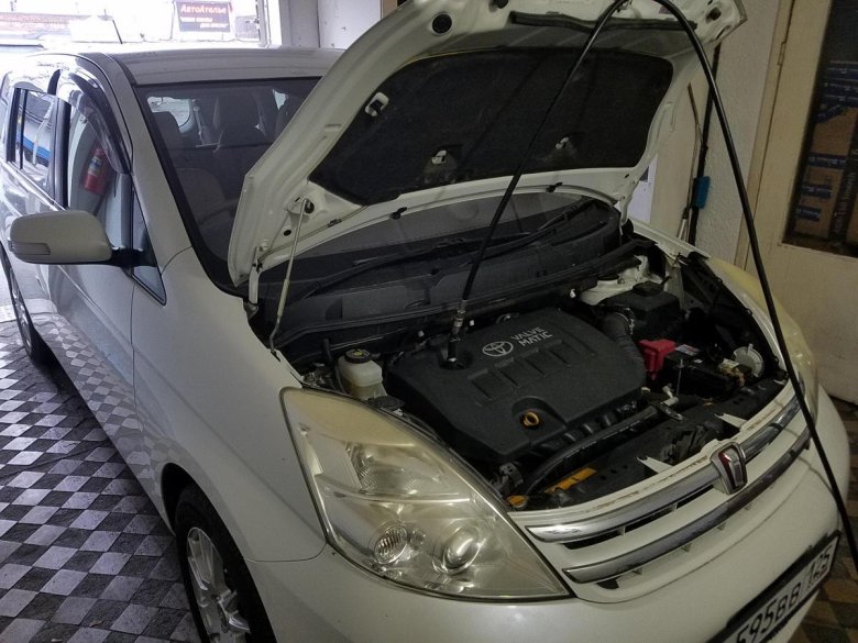 Тойота исис 2010