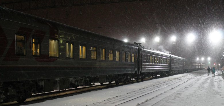 Поезд зимой ночью
