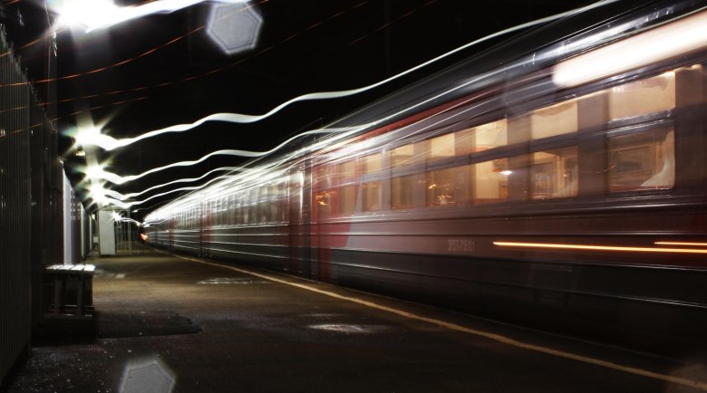 Поезд перрон вокзал фон