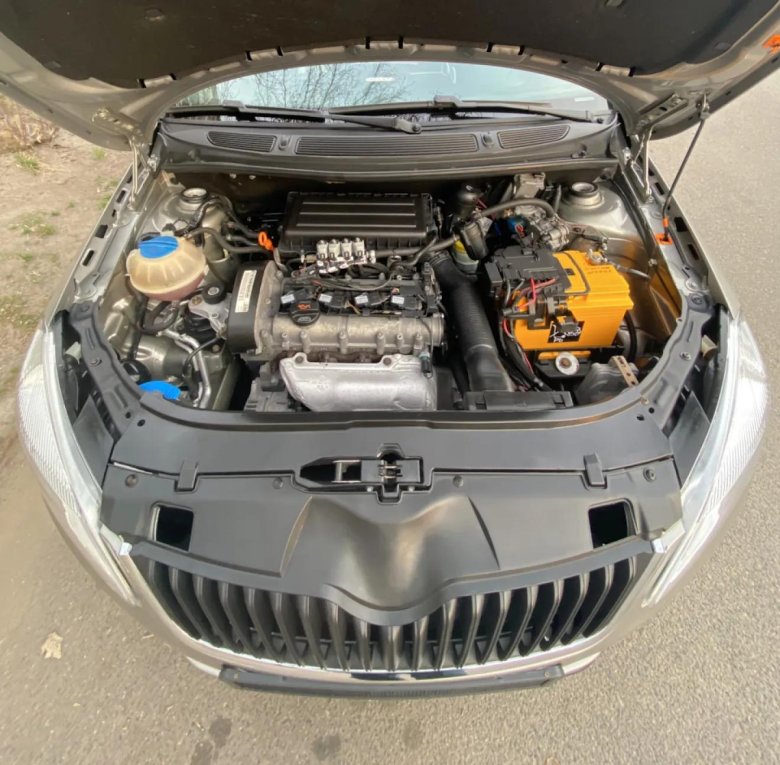 Шкода рапид моторный отсек