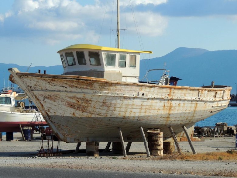 Старая яхта