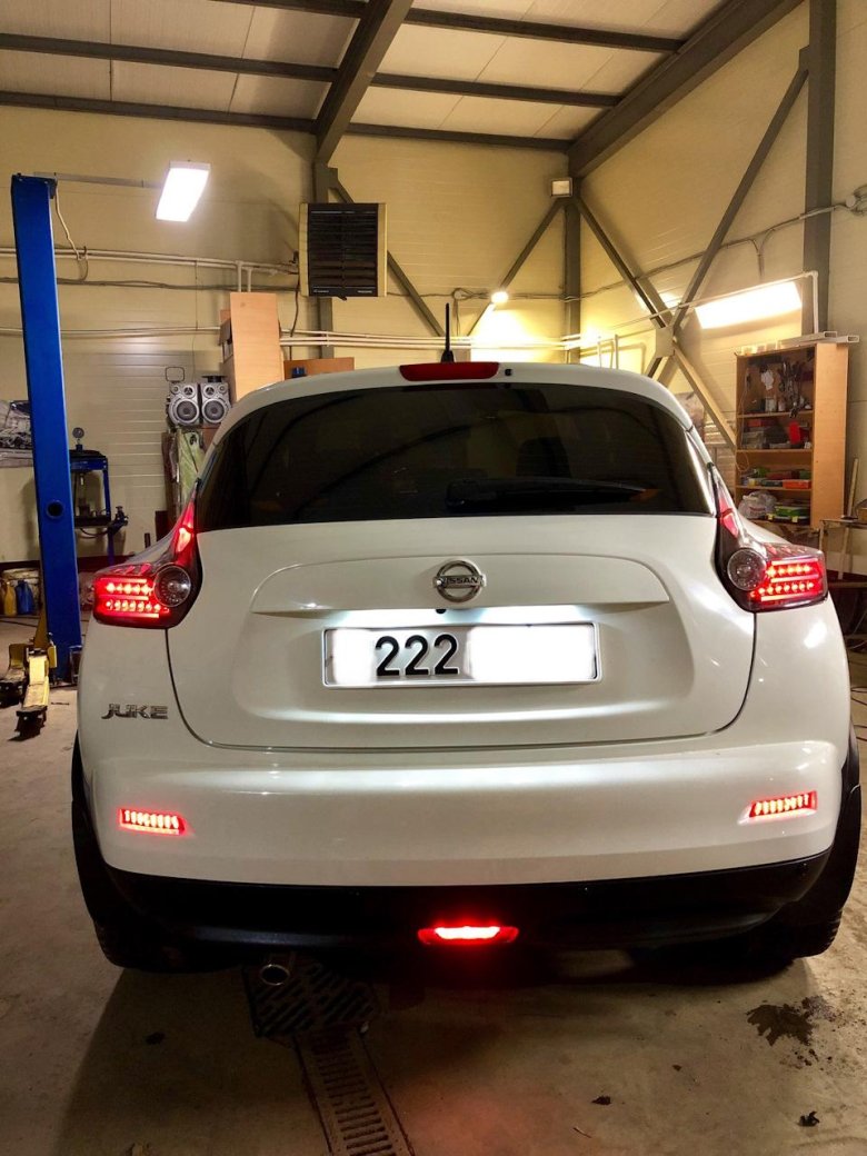 Ниссан жук сзади 2012