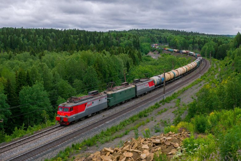 Свердловская железная дорога 2эс10