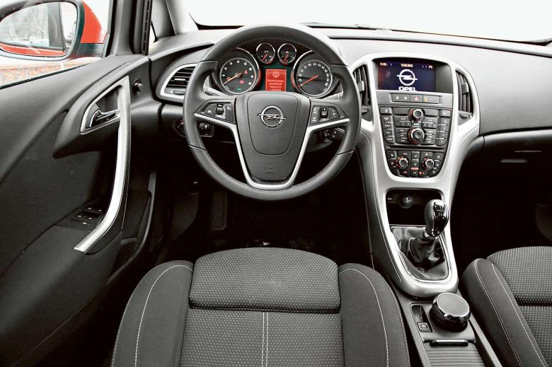 Opel astra 2010 салон