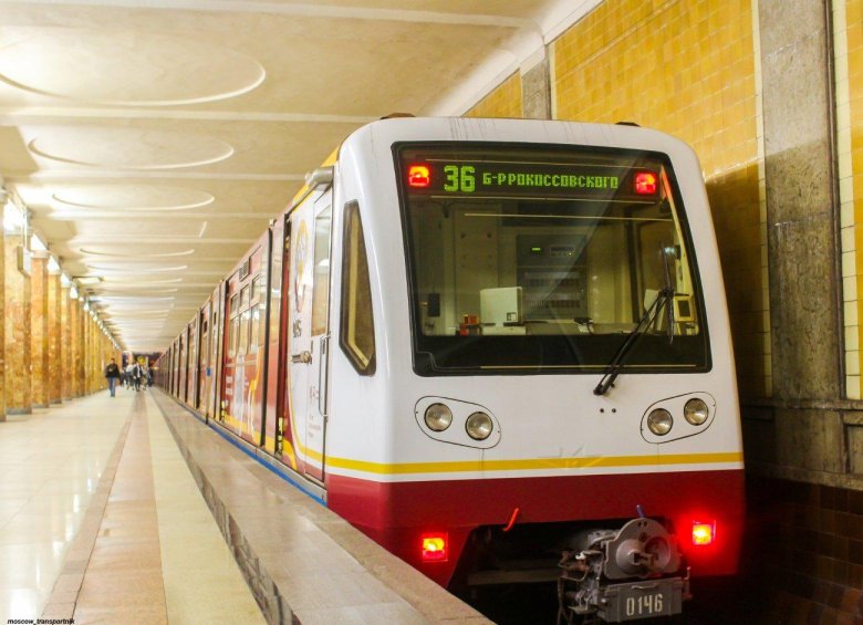 Поезд метро русич