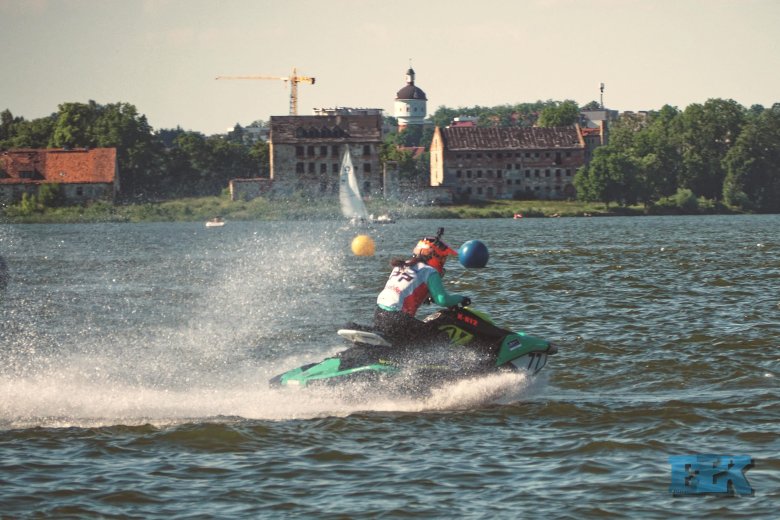 Гонка на аквабайке