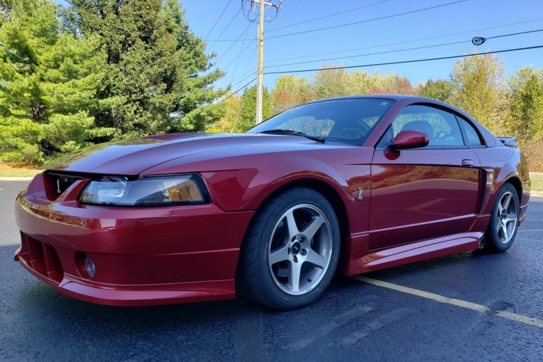Ford mustang svt cobra r
