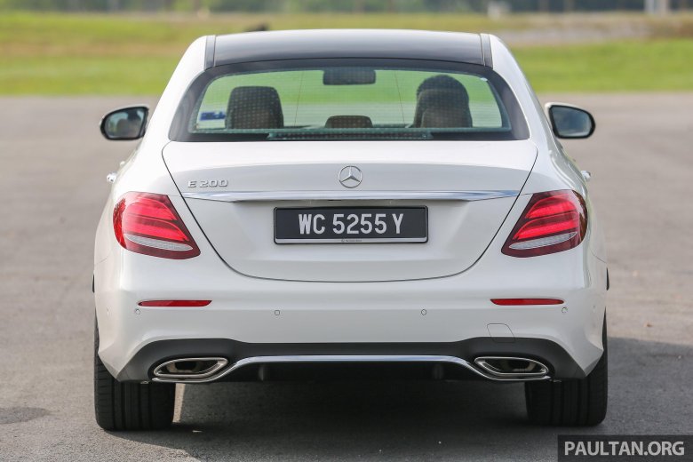 Мерседес е 200 сзади