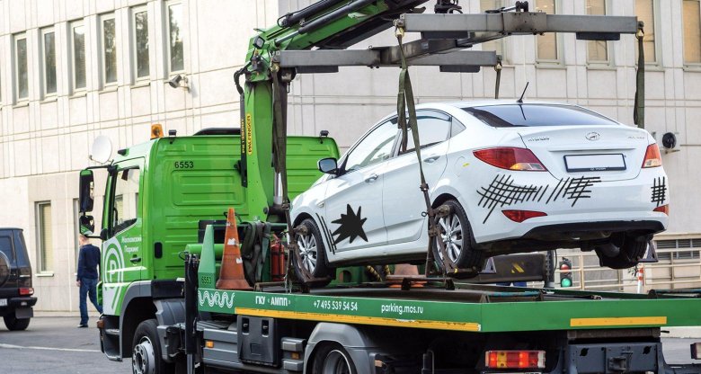 Эвакуатор увозит машину