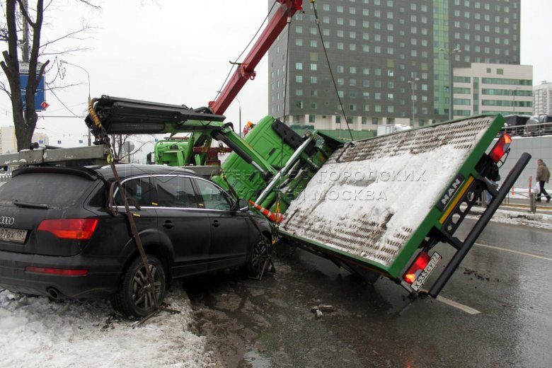 Эвакуатор упал на машину в москве