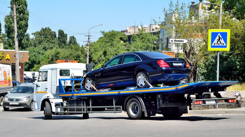 Машина на эвакуаторе