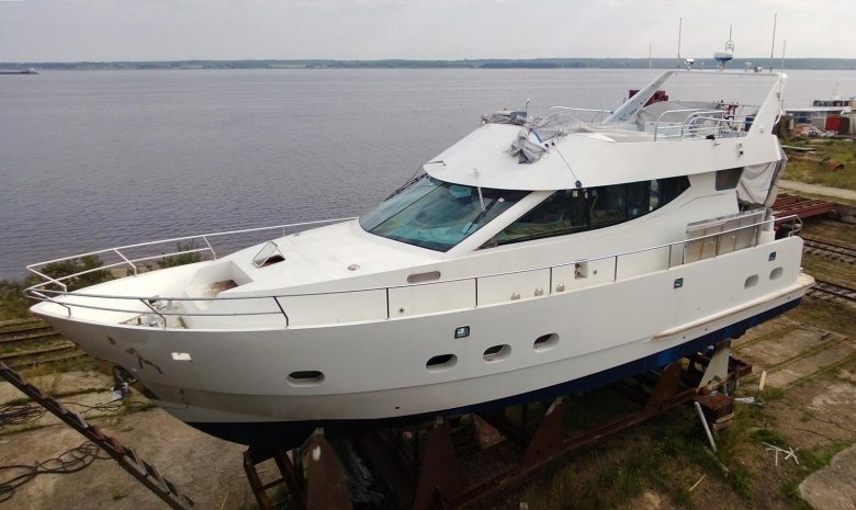 Яхта август