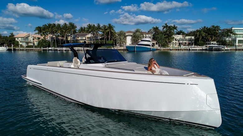 Яхта 50 метров