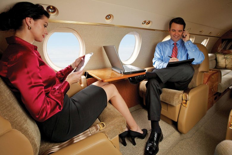 Мужчина и женщина в самолете