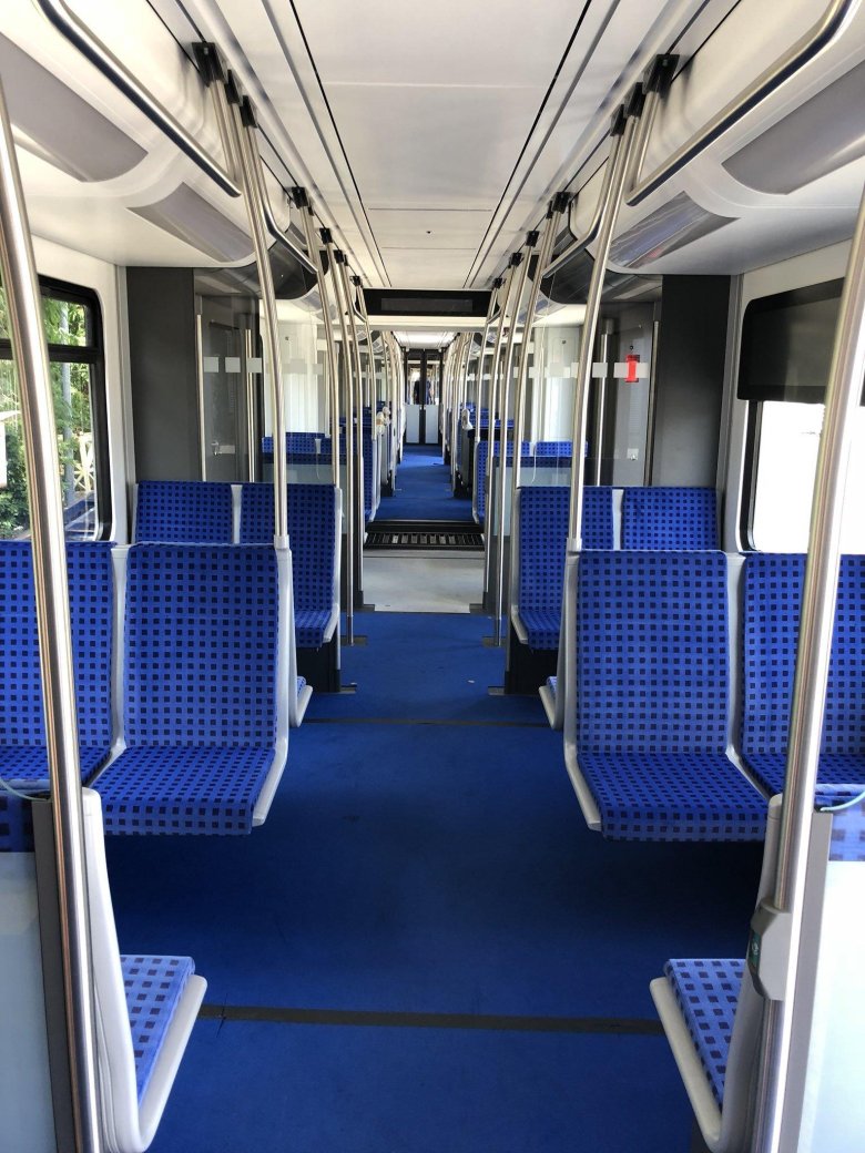 Штадлер поезд салон