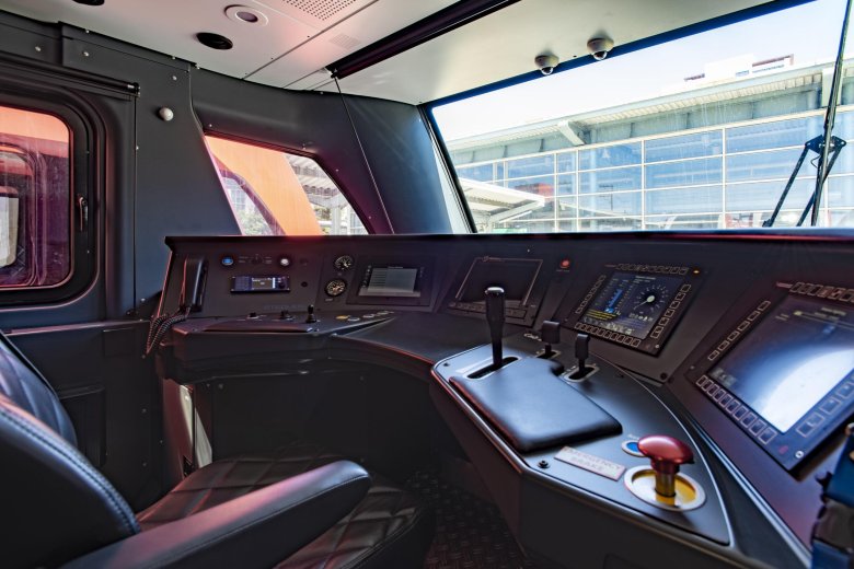 Кабина машиниста ласточка эс1