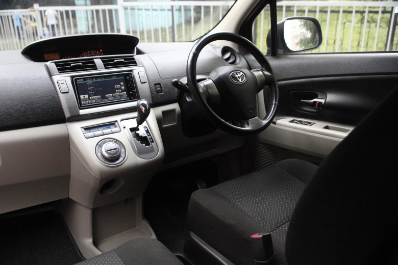 Toyota passo sette 2008 2012