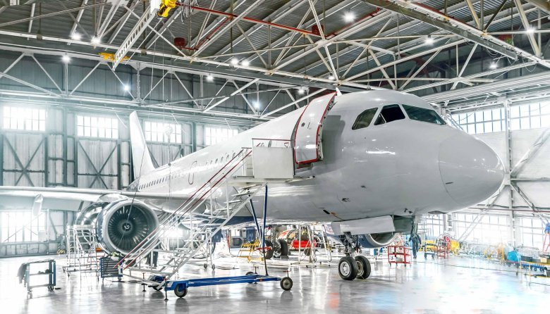 Самолет в ангаре