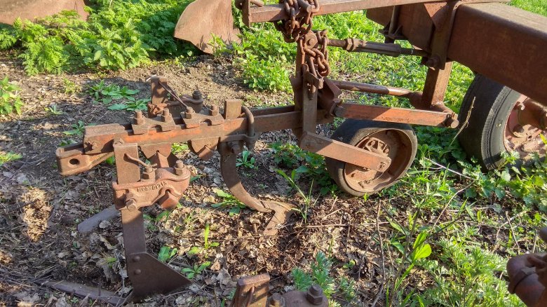 Культиватор окучник на т 25