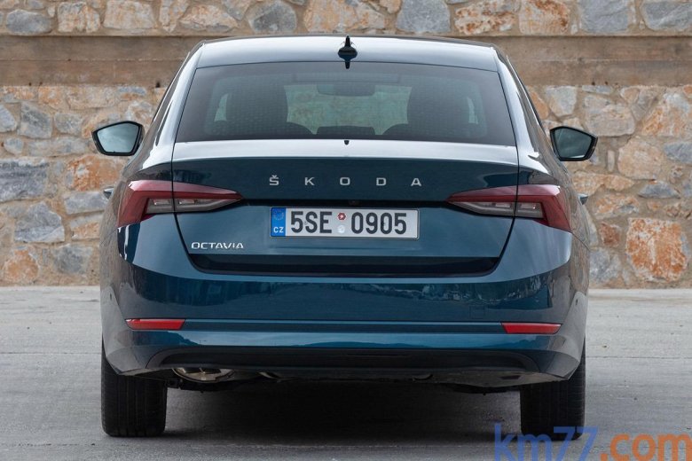 Skoda Octavia 2021 сзади