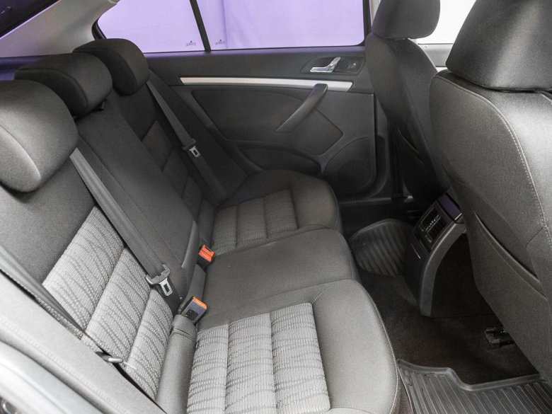 Шкода салон сзади