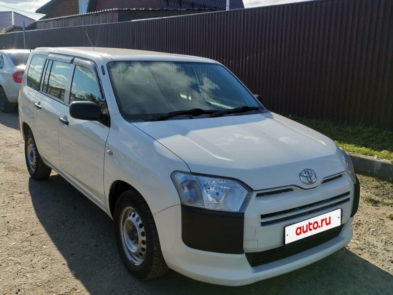 Белая тойота