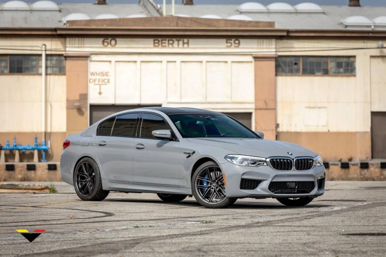 BMW m5 f90 серая