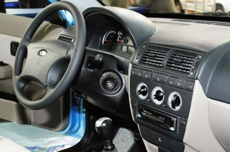 Toyota ist 2002 салон