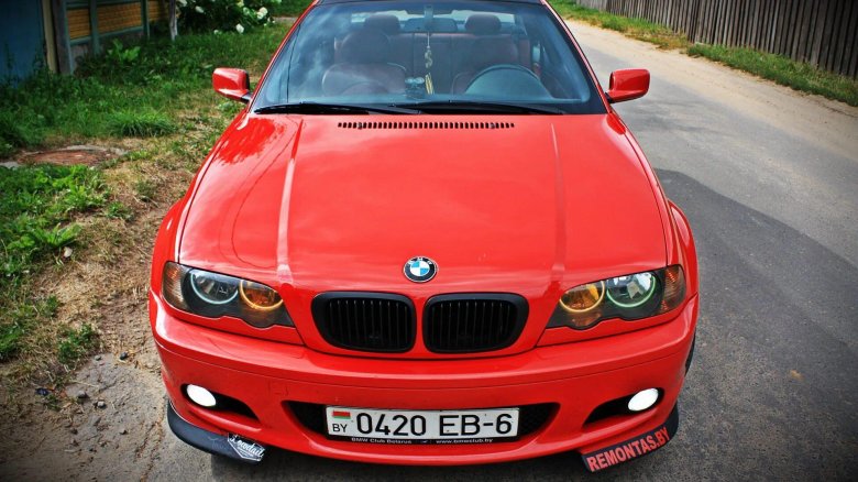 Красный БМВ е46 седан