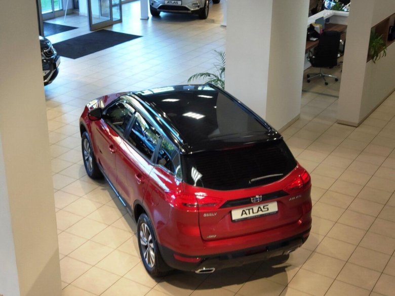 Geely Atlas красный