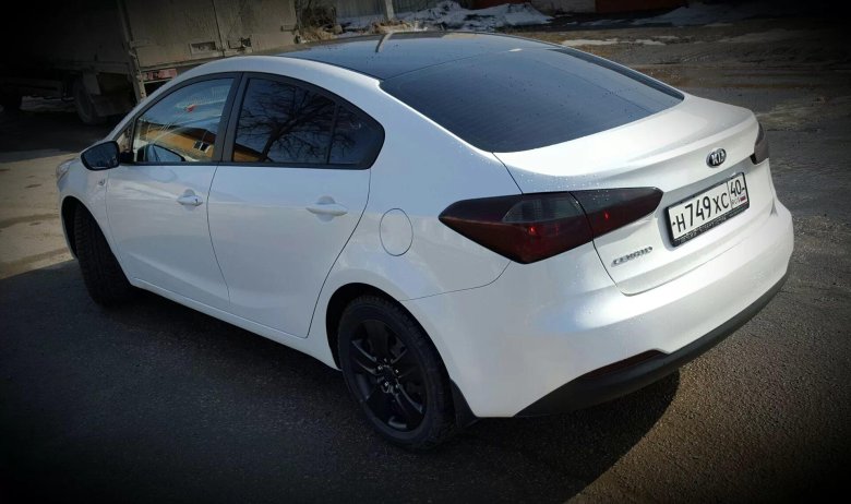 Белая Киа Церато 3 с черной крышей